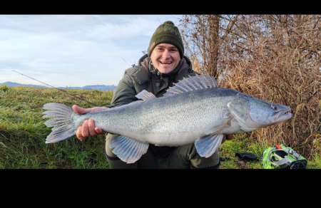 Christoph mit einen schönen 83cm Zander 
