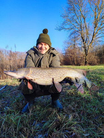Christoph mit einem 94cm Hecht vom Fluss